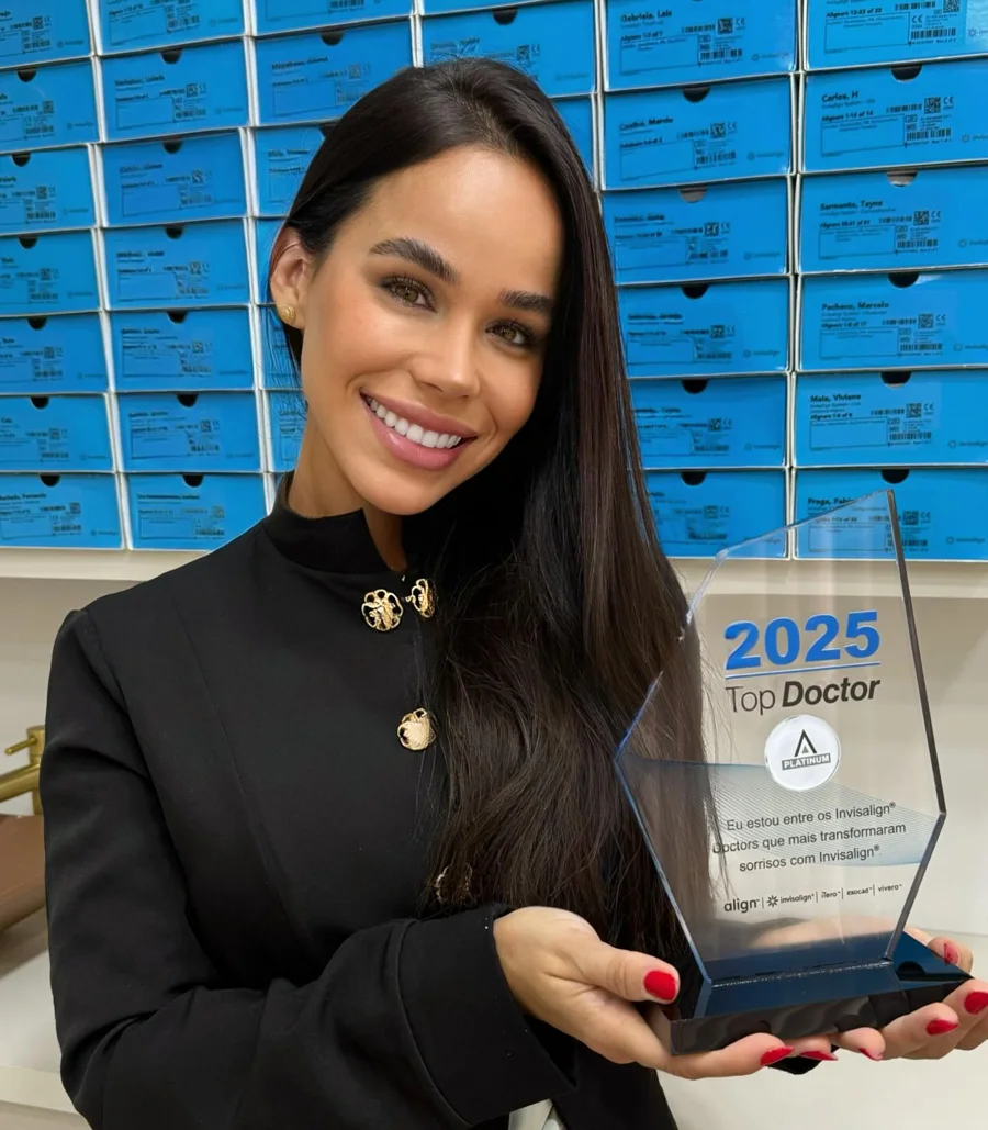 Dra. Manuela Oliveira com o troféu Top Doctor Invisalign 2025 Platinum
